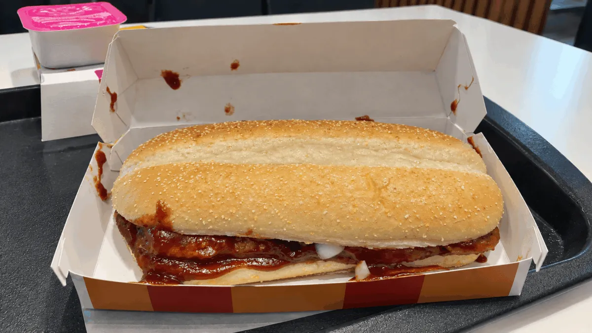 McRib in geöffneter Pappverpackung.